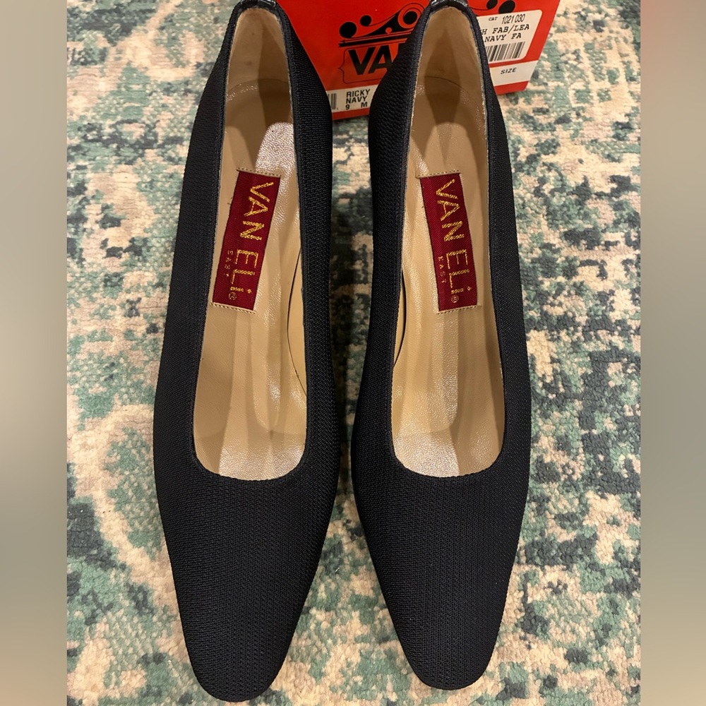 VTG Vaneli “Ricky” navy pointed toe chunky heels, sz 9, NEW in box